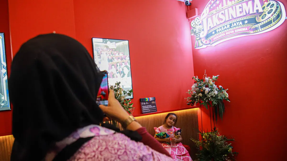 Sejumlah warga memadati bioskop mini atau Jaksinema di Rusun Pasar Rumput, Jakarta, Minggu (30/08/2026). (Hanung Hambara/Jawa Pos)