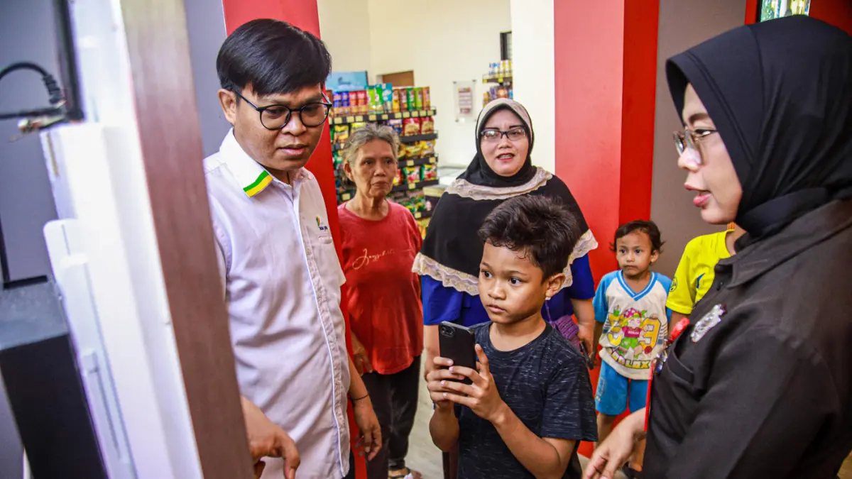 Sejumlah warga memadati bioskop mini atau Jaksinema di Rusun Pasar Rumput, Jakarta, Minggu (30/08/2026). (Hanung Hambara/Jawa Pos)