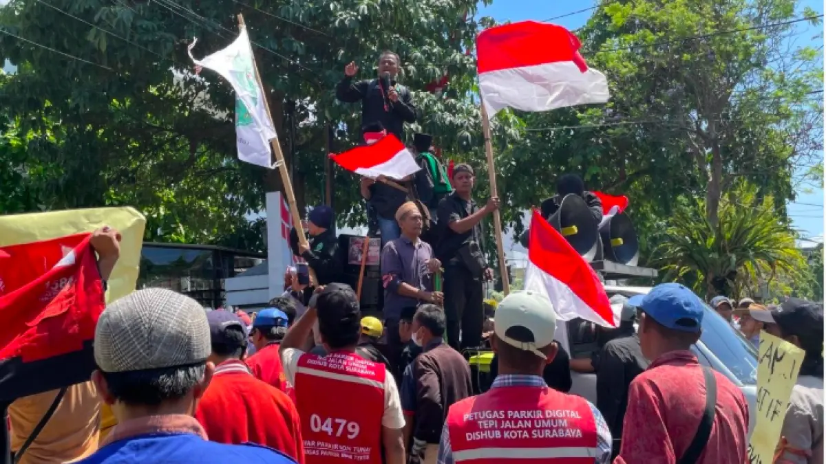 Ratusan Jukir Geruduk Balai Kota Surabaya, Soroti Digitalisasi Parkir - Image