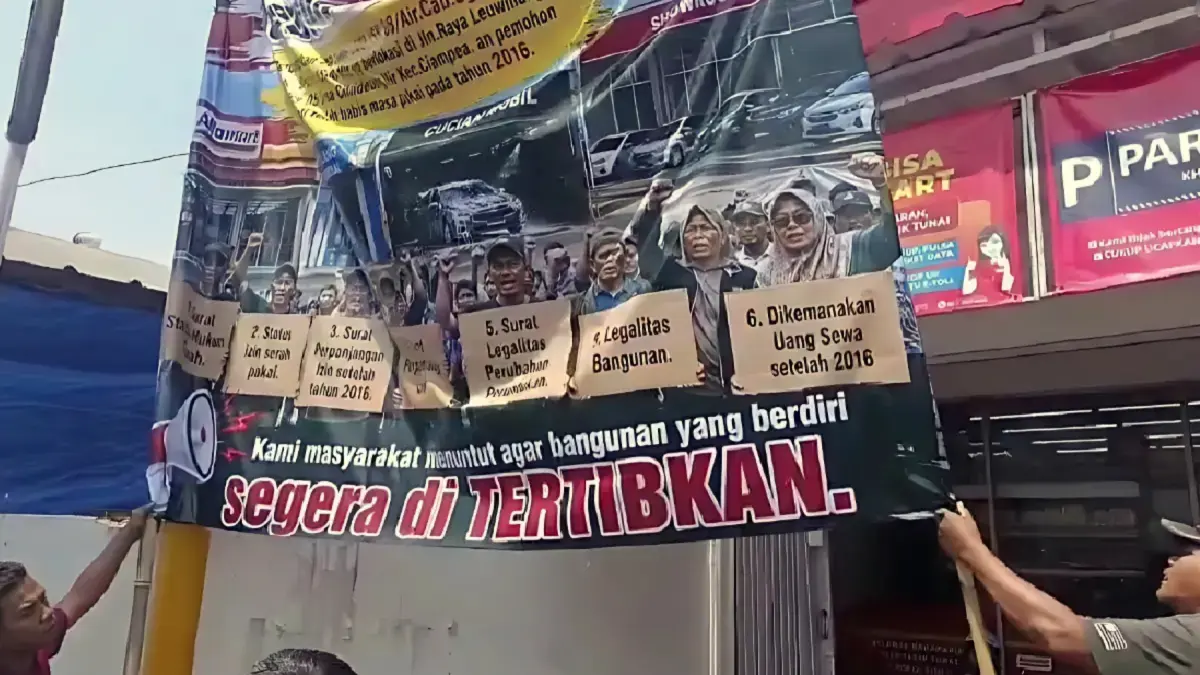 Sejumlah warga menggelar aksi protes di depan sebuah minimarket modern yang berada di pinggir Jalan Raya Ciampea, Kabupaten Bogor, Sabtu 29 Agustus 2026. (Radar Bogor). - Image