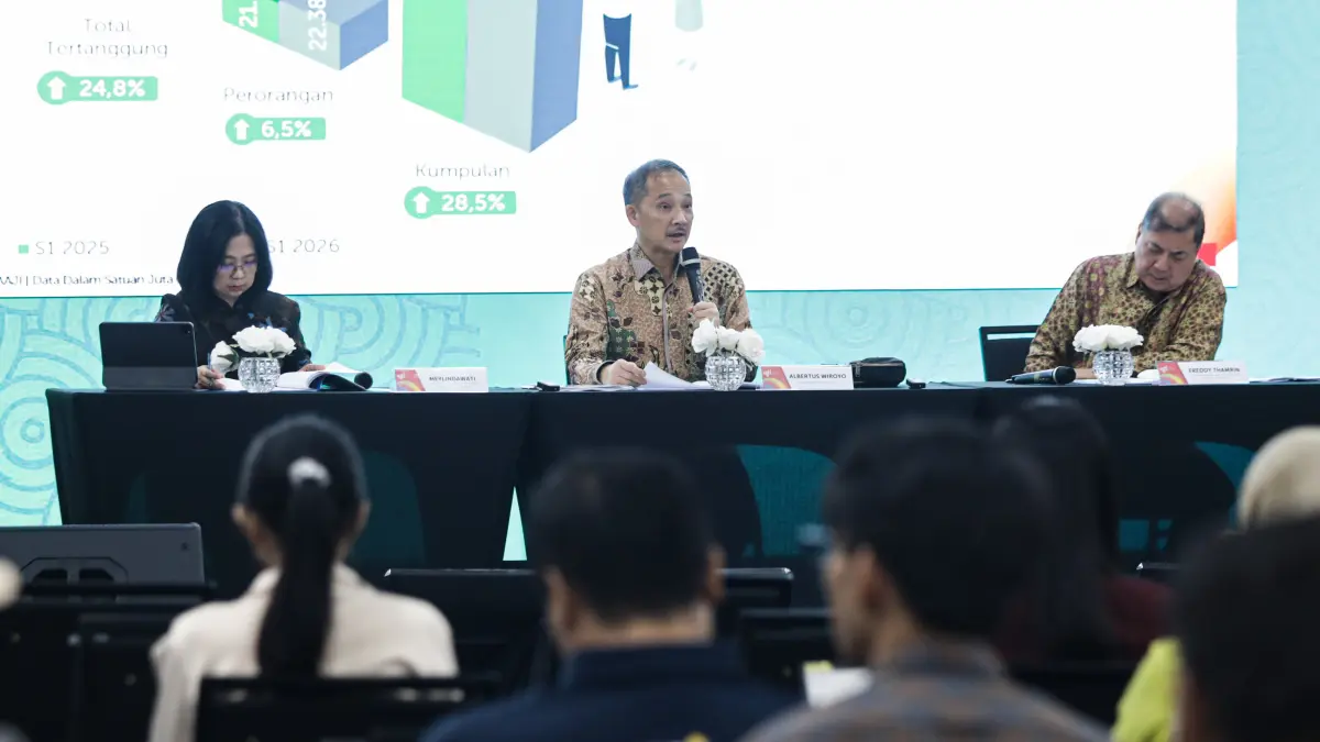 Ketua Dewan Pengurus Asosiasi Asuransi Jiwa Indonesia (AAJI) Albertus Wiroyo bersama Ketua Bidang Pengembangan dan Pelatihan SDM (Center of Excellence) AAJI Freddy Thamrin dan Ketua Bidang Keuangan, Permodalan, Investasi, dan Pajak AAJI Meylindawati Tjoa