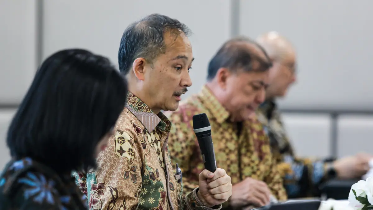 Ketua Dewan Pengurus Asosiasi Asuransi Jiwa Indonesia (AAJI) Albertus Wiroyo bersama Ketua Bidang Pengembangan dan Pelatihan SDM (Center of Excellence) AAJI Freddy Thamrin dan Ketua Bidang Keuangan, Permodalan, Investasi, dan Pajak AAJI Meylindawati Tjoa