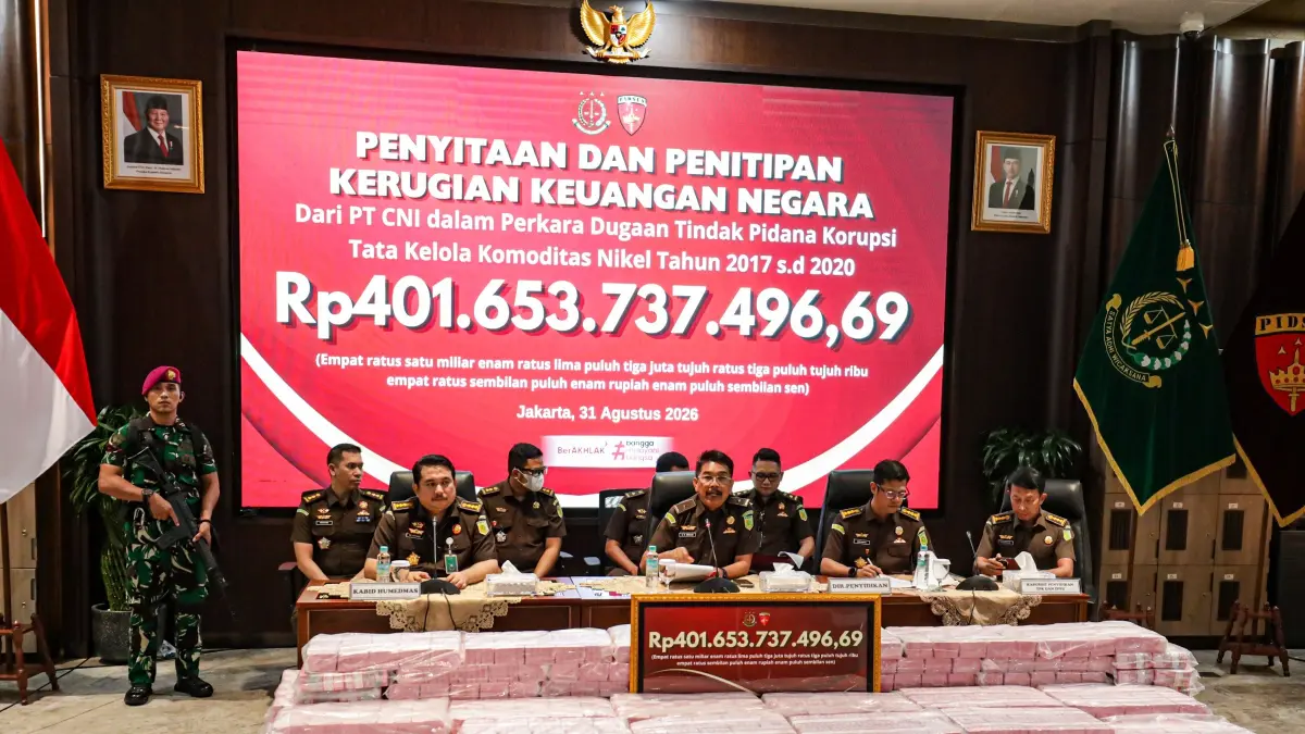 Direktur Penyidikan Jampidsus Kejagung Saiful Bahri Siregar (tengah) memberikan keterangan terkait kasus dugaan korupsi tata kelola nikel saat konferensi pers di Gedung Bundar, Kejaksaan Agung, Jakarta, Senin (31/8/2026). (Salman Toyibi/ Jawa Pos)