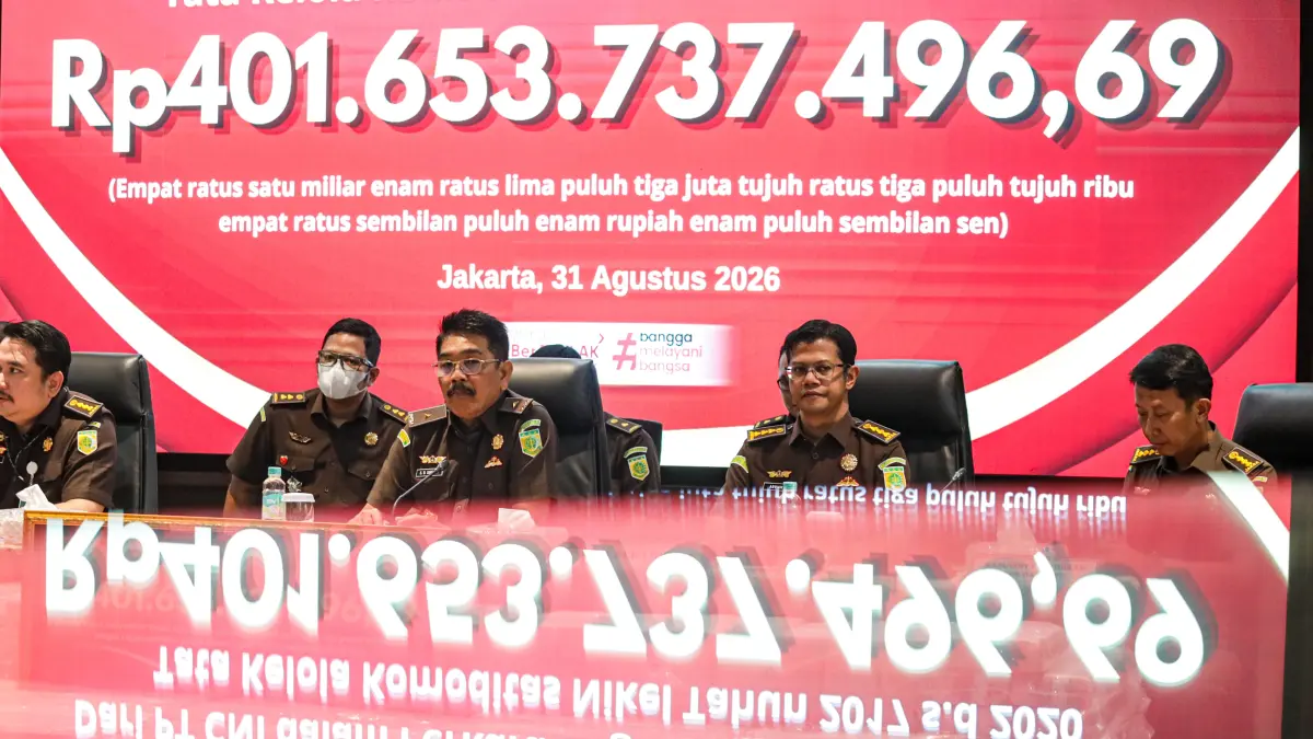 Direktur Penyidikan Jampidsus Kejagung Saiful Bahri Siregar (tengah) memberikan keterangan terkait kasus dugaan korupsi tata kelola nikel saat konferensi pers di Gedung Bundar, Kejaksaan Agung, Jakarta, Senin (31/8/2026). (Salman Toyibi/ Jawa Pos)