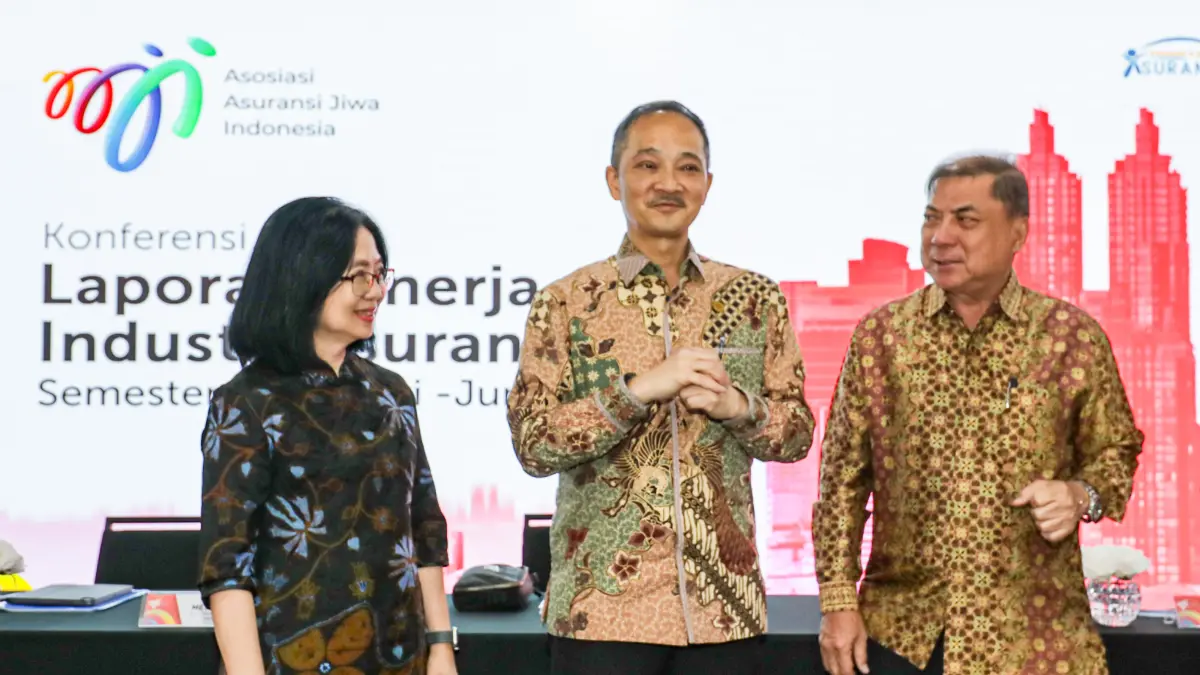 Ketua Dewan Pengurus Asosiasi Asuransi Jiwa Indonesia (AAJI) Albertus Wiroyo bersama Ketua Bidang Pengembangan dan Pelatihan SDM (Center of Excellence) AAJI Freddy Thamrin dan Ketua Bidang Keuangan, Permodalan, Investasi, dan Pajak AAJI Meylindawati Tjoa