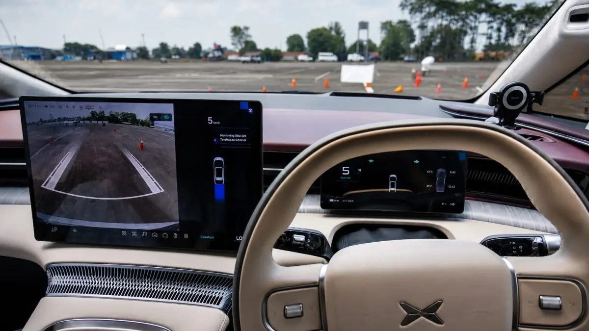 OTOMATIS: Fitur Reverse Drive Assist di New XPENG X9 membantu pengendara saat harus mundur ketika menemui jalan buntu. 