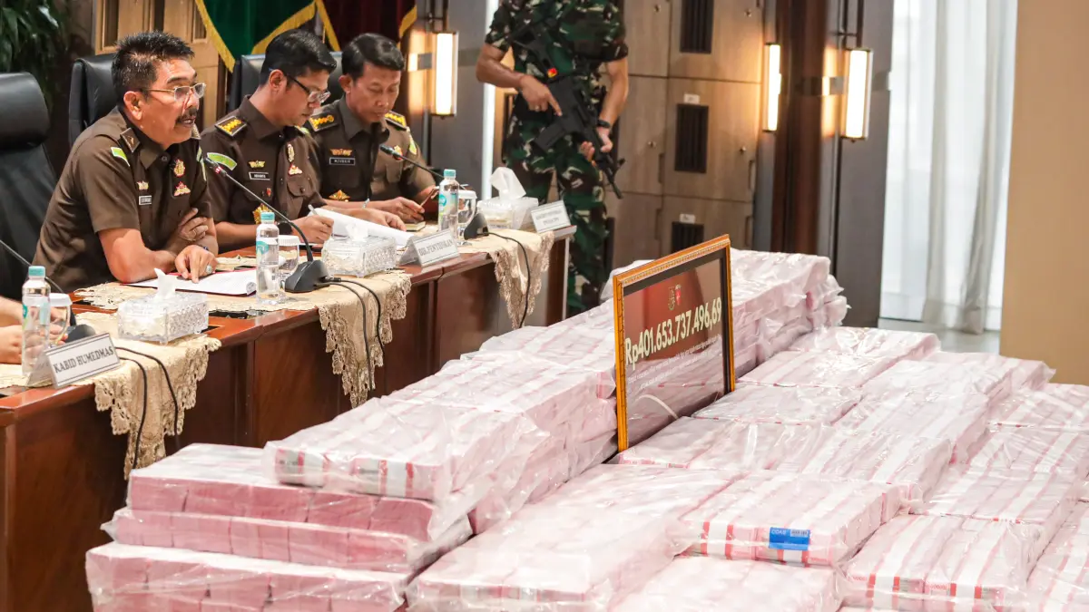 Patugas berjaga di dekat barang bukti kasus dugaan korupsi tata kelola nikel saat konferensi pers di Gedung Bundar, Kejaksaan Agung, Jakarta, Senin (31/8/2026). (Salman Toyibi/Jawa Pos)