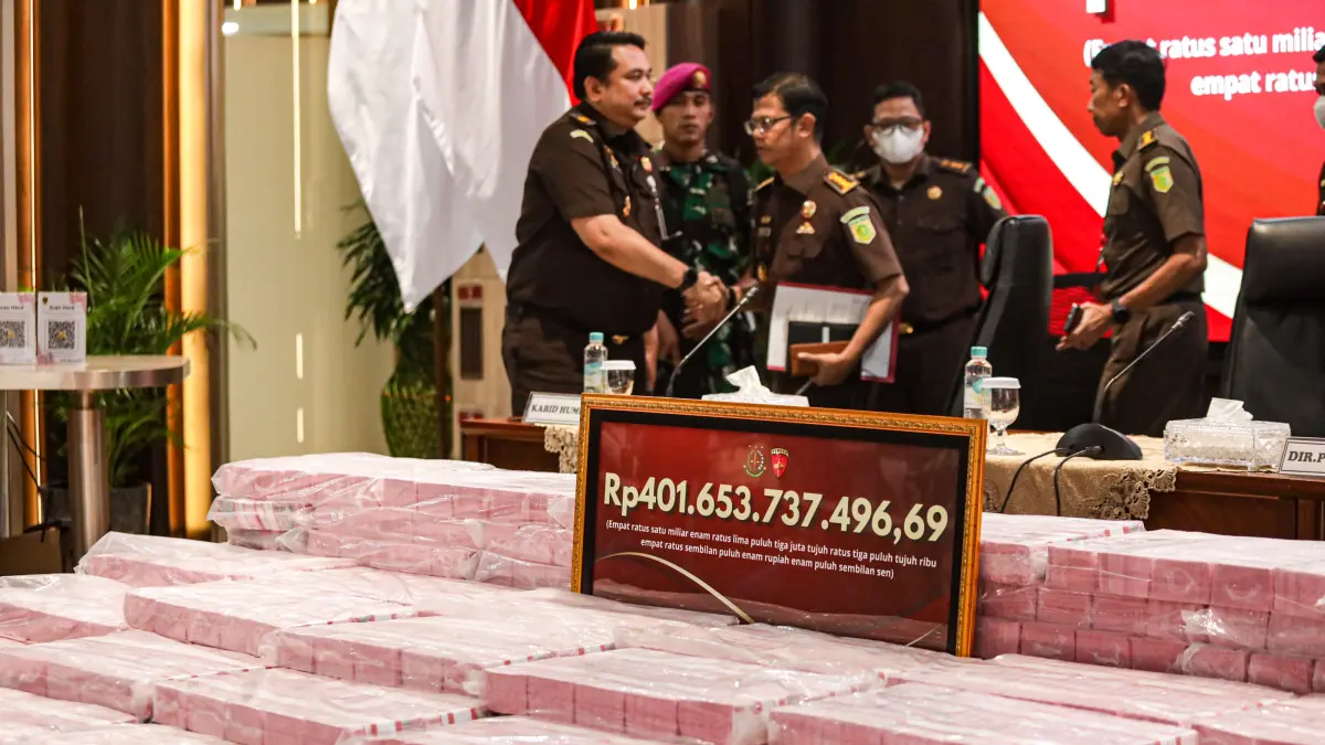 Patugas berjaga di dekat barang bukti kasus dugaan korupsi tata kelola nikel saat konferensi pers di Gedung Bundar, Kejaksaan Agung, Jakarta, Senin (31/8/2026). (Salman Toyibi/Jawa Pos)