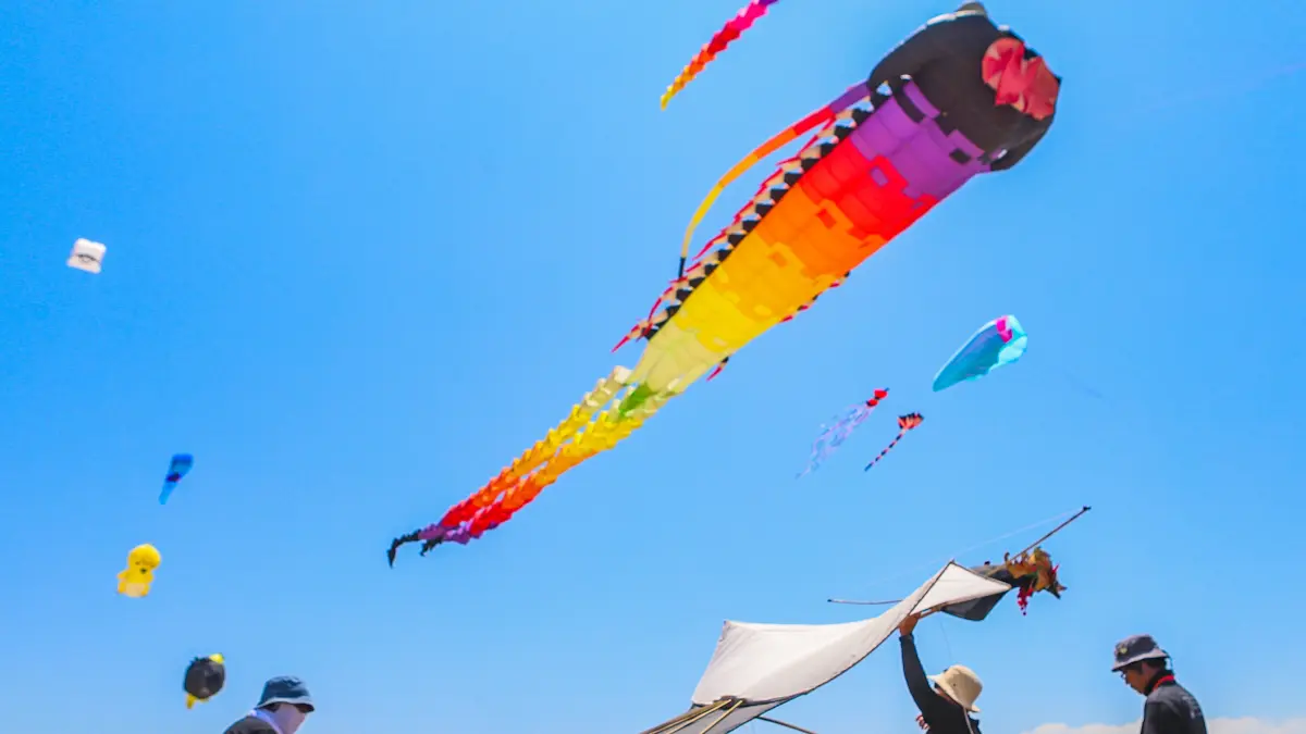 Pengunjung menikmati festival layang-layang dalam Surabaya Kite Festival 2026 di Kawasan Pakuwon City, Surabaya, Sabtu (29/8/2026).(Riana Setiawan/ Jawa Pos)