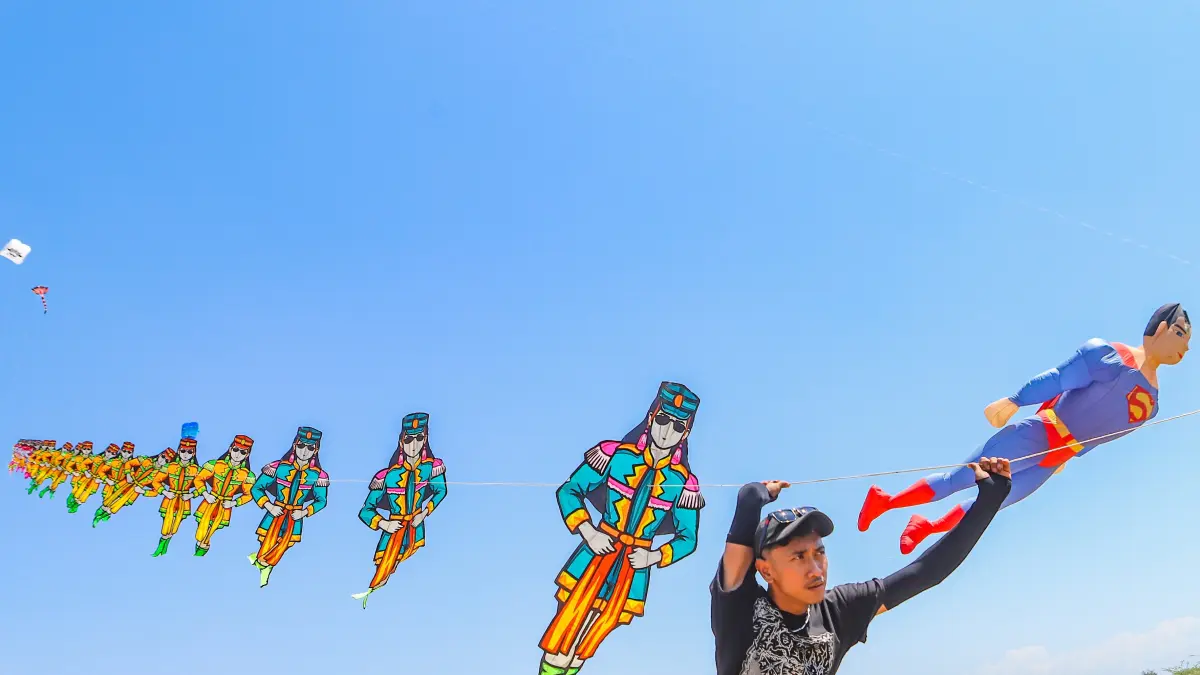 Pengunjung menikmati festival layang-layang dalam Surabaya Kite Festival 2026 di Kawasan Pakuwon City, Surabaya, Sabtu (29/8/2026).(Riana Setiawan/ Jawa Pos)