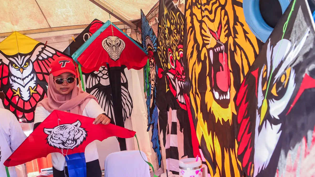 Pengunjung menikmati festival layang-layang dalam Surabaya Kite Festival 2026 di Kawasan Pakuwon City, Surabaya, Sabtu (29/8/2026).(Riana Setiawan/ Jawa Pos)