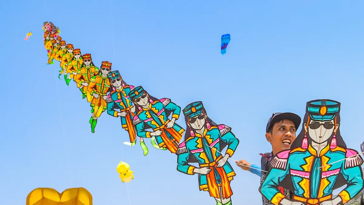 Pengunjung menikmati festival layang-layang dalam Surabaya Kite Festival 2026 di Kawasan Pakuwon City, Surabaya, Sabtu (29/8/2026).(Riana Setiawan/ Jawa Pos)