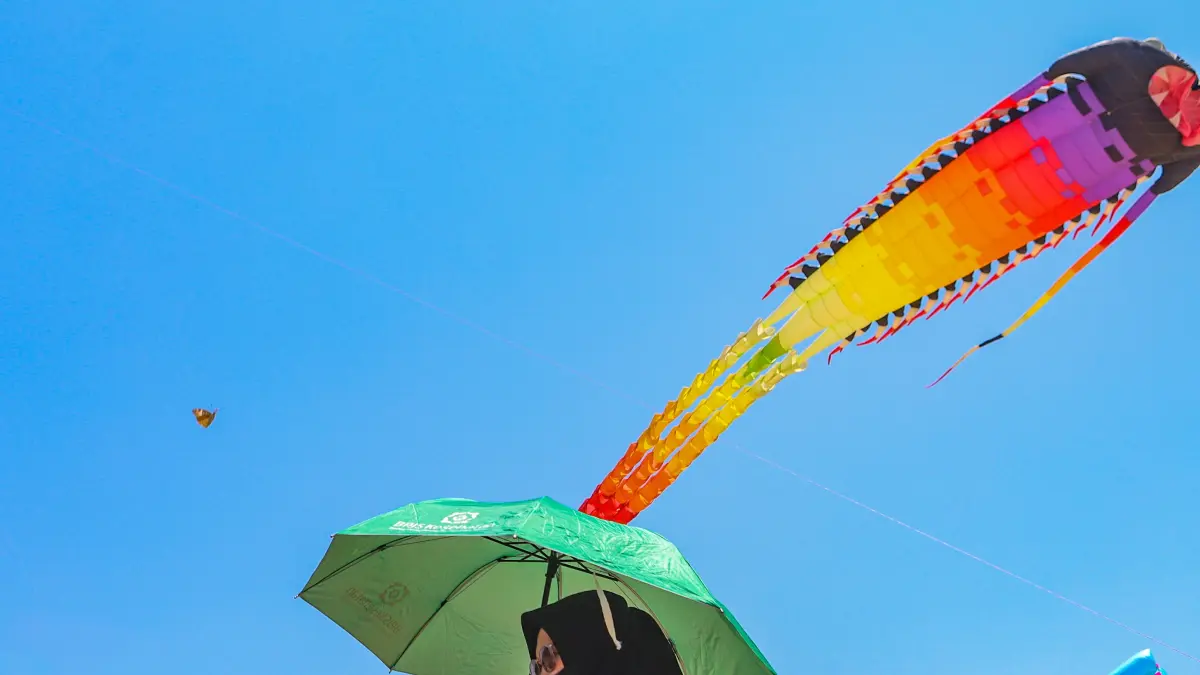 Pengunjung menikmati festival layang-layang dalam Surabaya Kite Festival 2026 di Kawasan Pakuwon City, Surabaya, Sabtu (29/8/2026).(Riana Setiawan/ Jawa Pos)