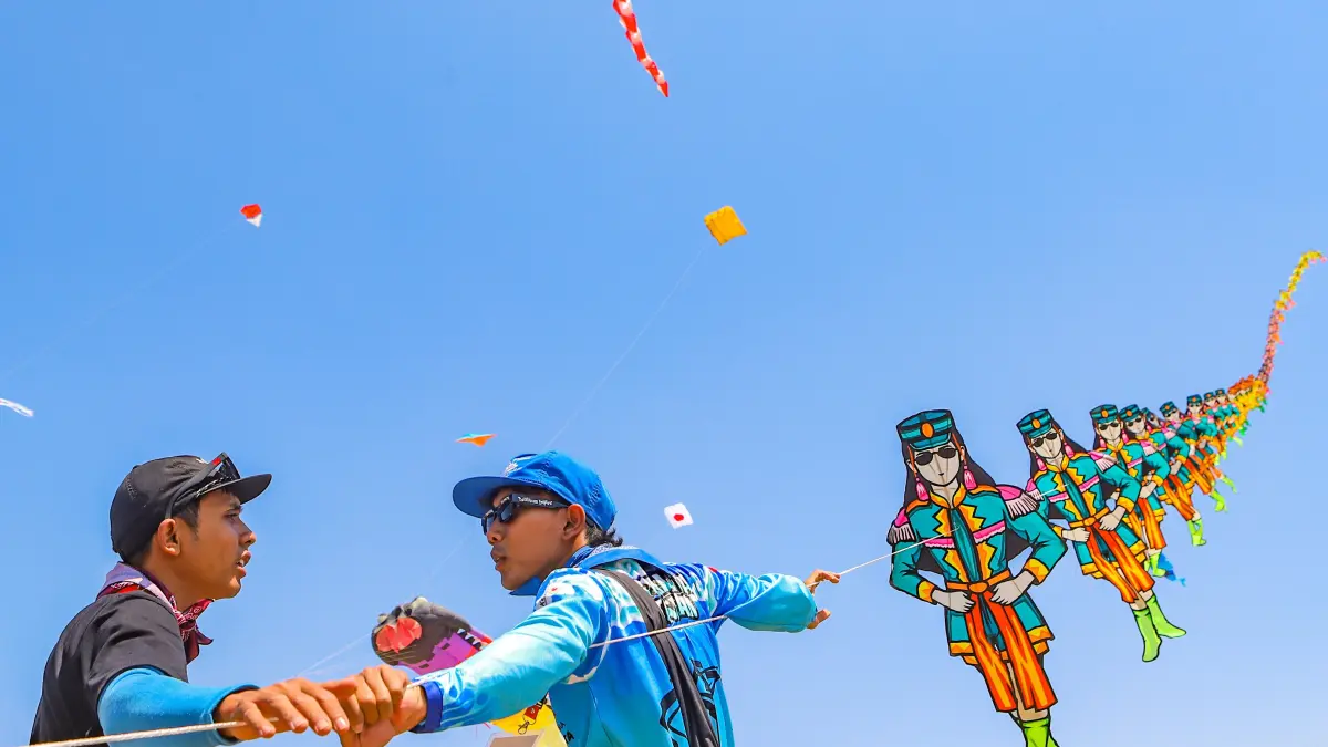Pengunjung menikmati festival layang-layang dalam Surabaya Kite Festival 2026 di Kawasan Pakuwon City, Surabaya, Sabtu (29/8/2026).(Riana Setiawan/ Jawa Pos)