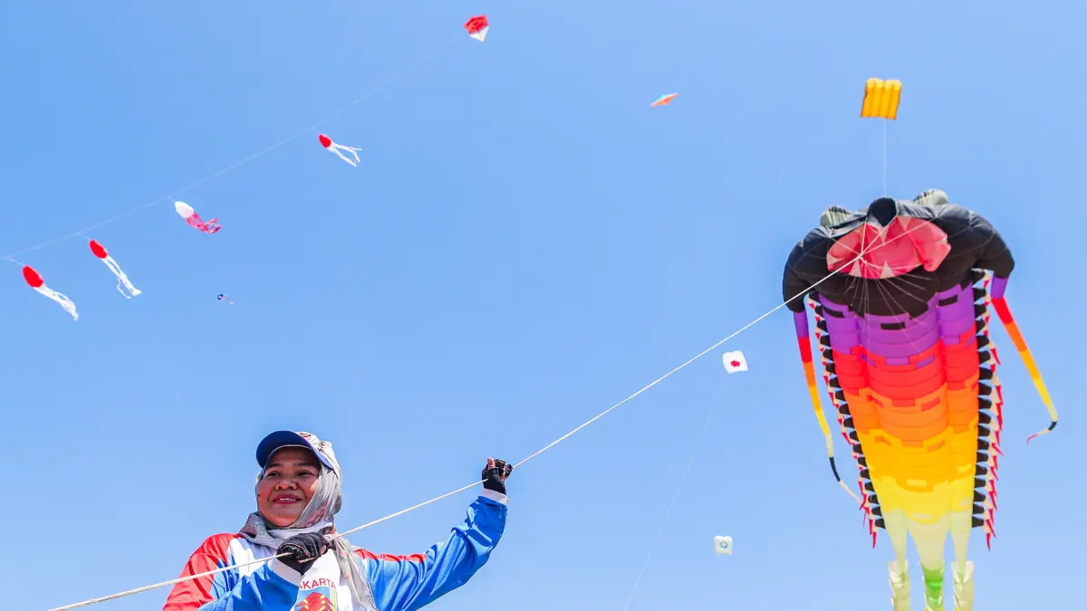 Pengunjung menikmati festival layang-layang dalam Surabaya Kite Festival 2026 di Kawasan Pakuwon City, Surabaya, Sabtu (29/8/2026).(Riana Setiawan/ Jawa Pos)