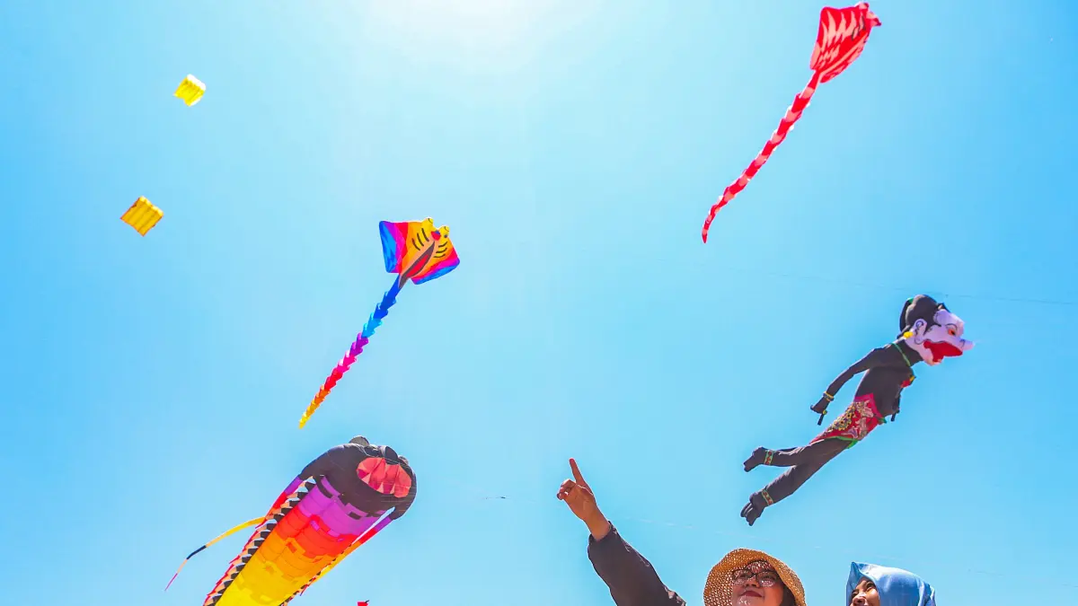 Pengunjung menikmati festival layang-layang dalam Surabaya Kite Festival 2026 di Kawasan Pakuwon City, Surabaya, Sabtu (29/8/2026).(Riana Setiawan/ Jawa Pos)