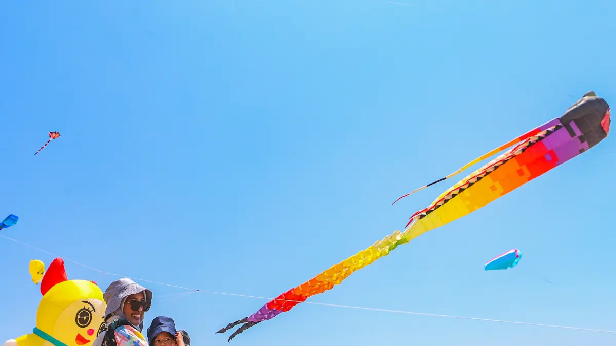 Pengunjung menikmati festival layang-layang dalam Surabaya Kite Festival 2026 di Kawasan Pakuwon City, Surabaya, Sabtu (29/8/2026).(Riana Setiawan/ Jawa Pos)