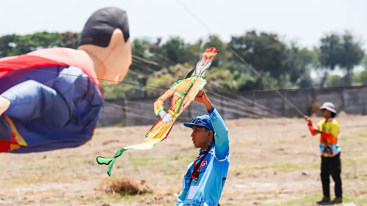 Pengunjung menikmati festival layang-layang dalam Surabaya Kite Festival 2026 di Kawasan Pakuwon City, Surabaya, Sabtu (29/8/2026).(Riana Setiawan/ Jawa Pos)