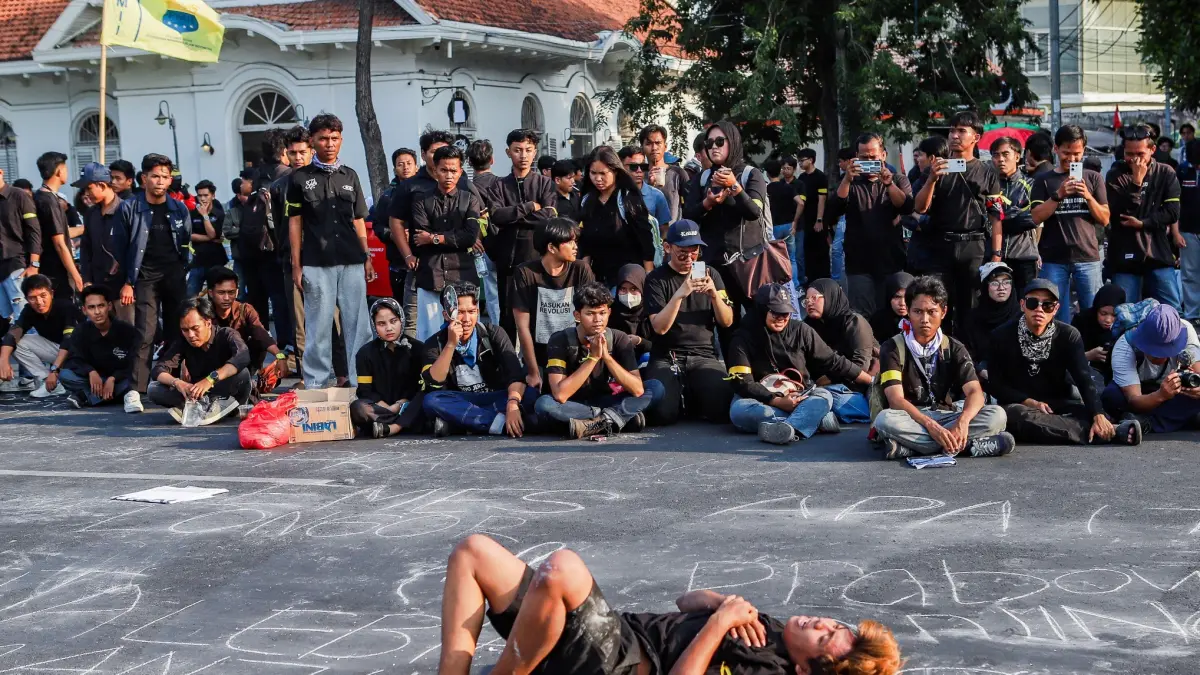 Ratusan mahasiswa yang tergabung dalam BEM SI Jawa Timur menggelar aksi di depan Gedung Negara Grahadi, Jalan Gubernur Suryo, Surabaya, Senin (31/8/2026). (Riana Setiawan/ Jawa Pos)