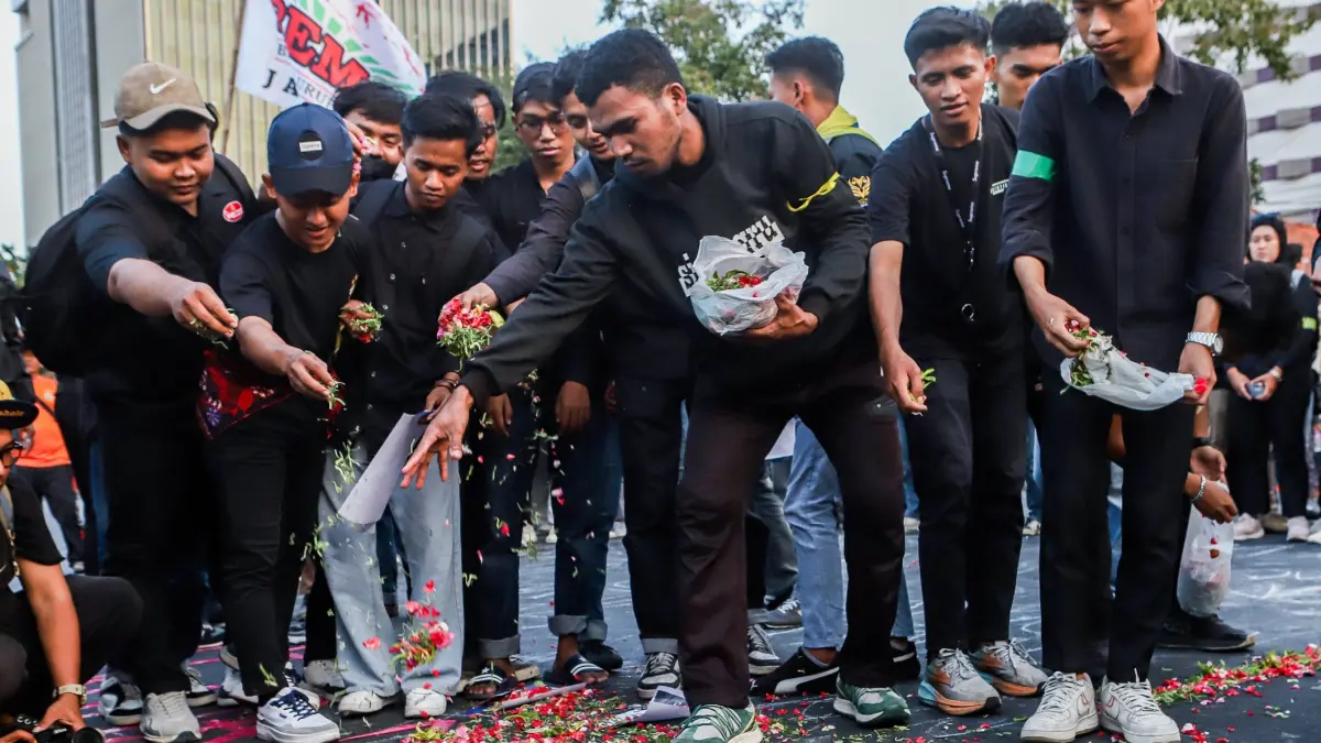 Ratusan mahasiswa yang tergabung dalam BEM SI Jawa Timur menggelar aksi di depan Gedung Negara Grahadi, Jalan Gubernur Suryo, Surabaya, Senin (31/8/2026). (Riana Setiawan/ Jawa Pos)