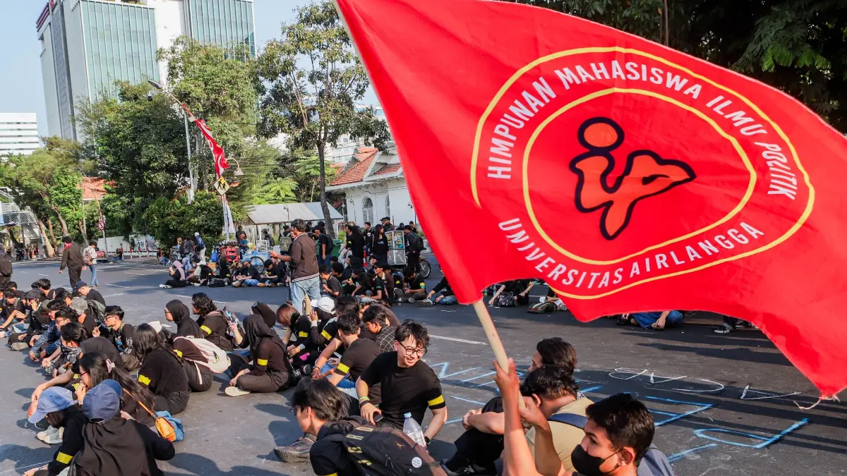 Ratusan mahasiswa yang tergabung dalam BEM SI Jawa Timur menggelar aksi di depan Gedung Negara Grahadi, Jalan Gubernur Suryo, Surabaya, Senin (31/8/2026). (Riana Setiawan/ Jawa Pos)