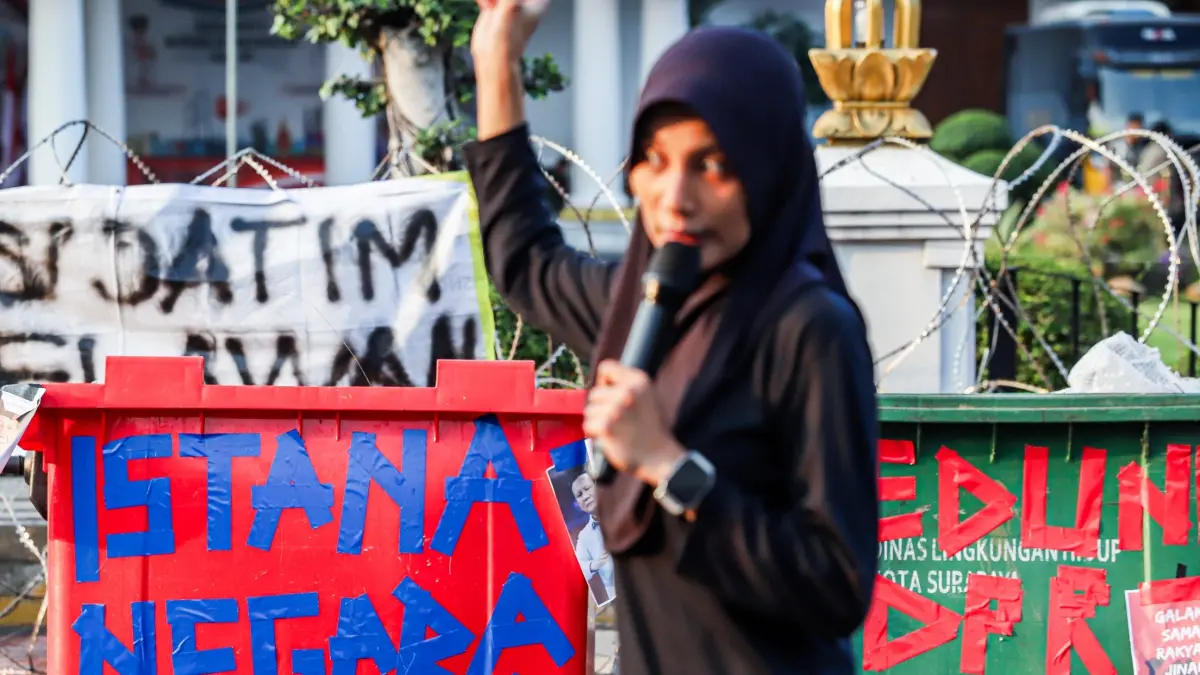 Ratusan mahasiswa yang tergabung dalam BEM SI Jawa Timur menggelar aksi di depan Gedung Negara Grahadi, Jalan Gubernur Suryo, Surabaya, Senin (31/8/2026). (Riana Setiawan/ Jawa Pos)