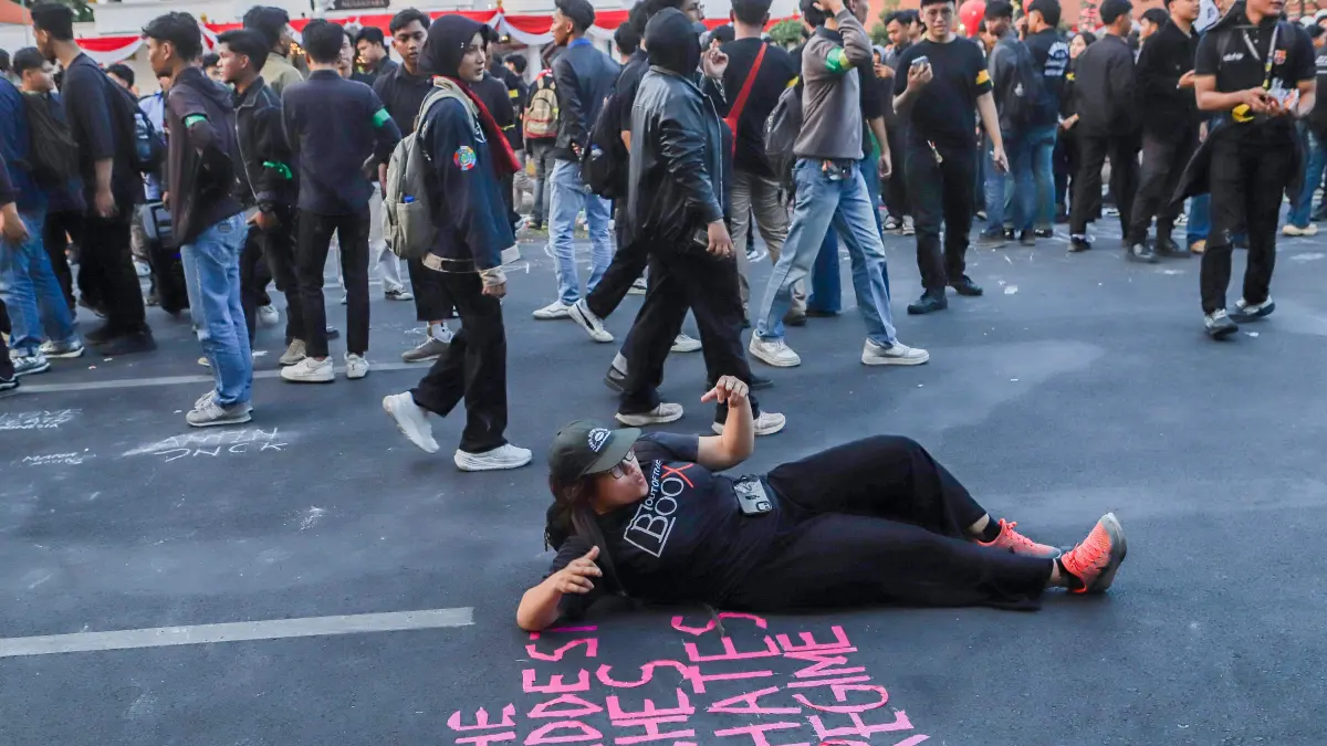 Ratusan mahasiswa yang tergabung dalam BEM SI Jawa Timur menggelar aksi di depan Gedung Negara Grahadi, Jalan Gubernur Suryo, Surabaya, Senin (31/8/2026). (Riana Setiawan/ Jawa Pos)