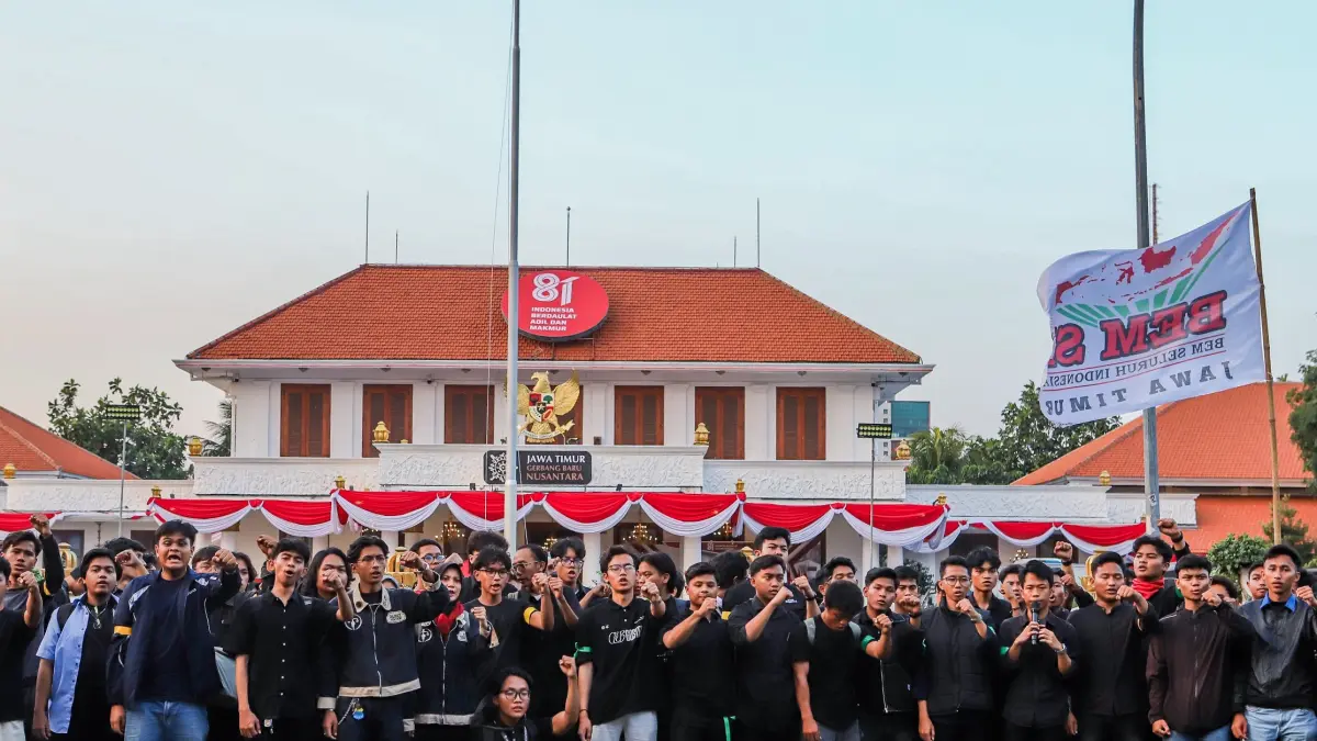 Ratusan mahasiswa yang tergabung dalam BEM SI Jawa Timur menggelar aksi di depan Gedung Negara Grahadi, Jalan Gubernur Suryo, Surabaya, Senin (31/8/2026). (Riana Setiawan/ Jawa Pos)