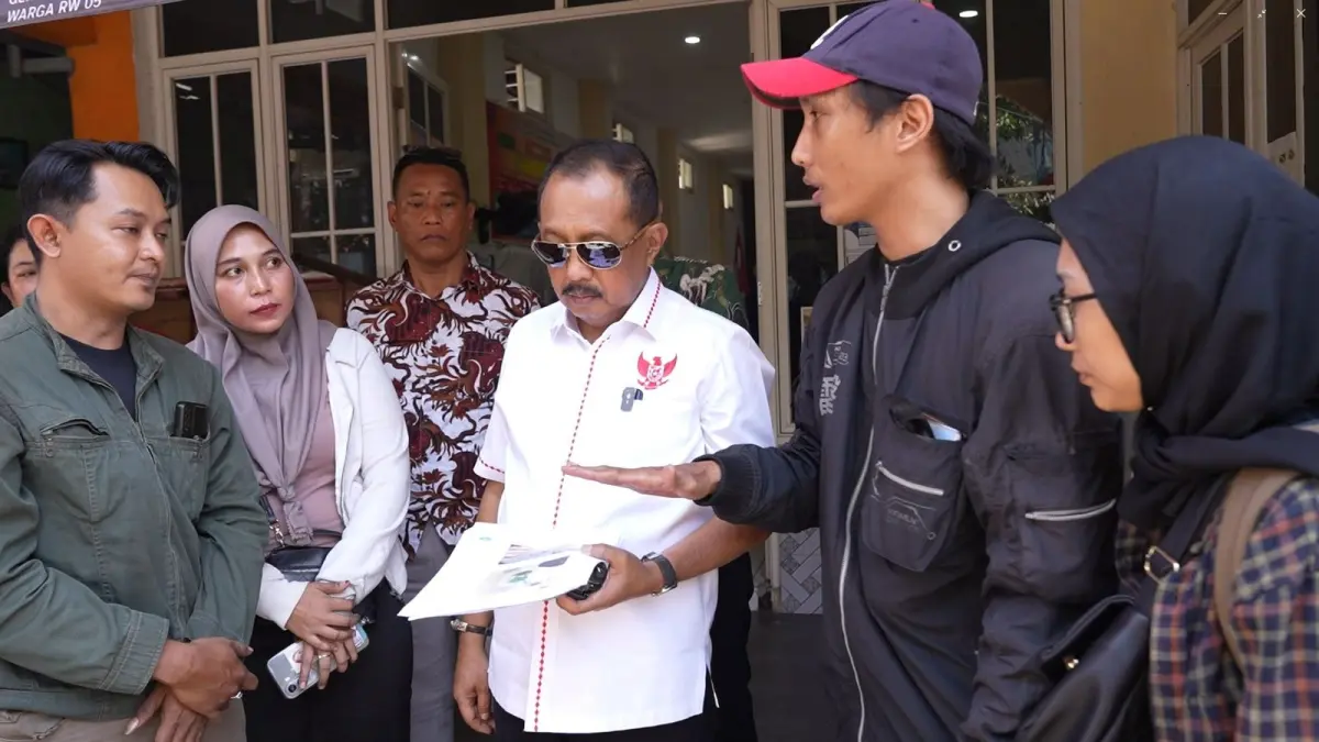 Wakil Wali Kota Surabaya Armuji (tengah) menjadi penengah Fariz (kanan) dan Andri (kiri). Dok.IG @cakj1. - Image