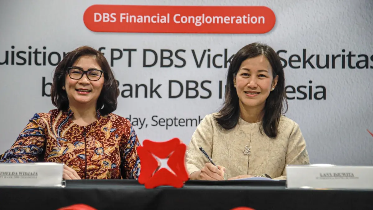 Direktur Hukum, Kepatuhan dan Sekretariat PT Bank DBS Indonesia Imelda Widjaja (kiri) bersama Presiden Direktur PT Saratoga Investama Sedaya Tbk, Lany Djuwita, menandatangani Akta Jual Beli saham PT DBS Vickers Sekuritas Indonesia di Jakarta, Selasa (1/9/