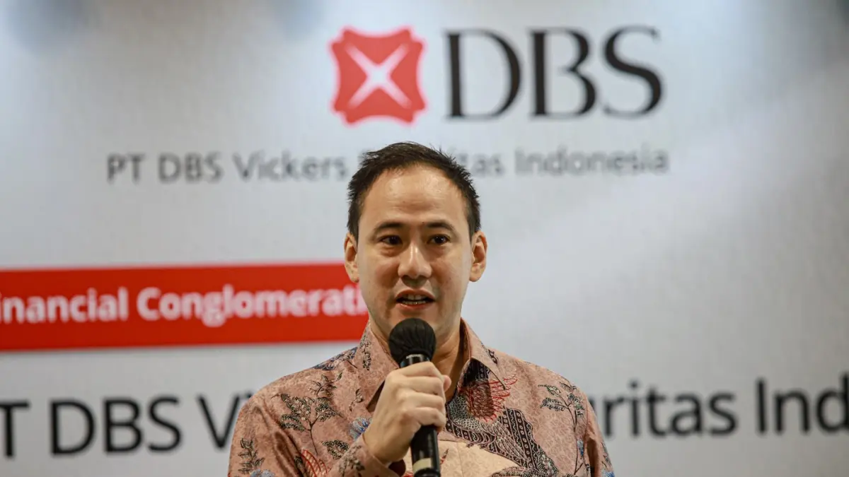 Direktur DBS Vickers Securities (Singapore) Pte Ltd & DBS Vickers Securities Holding PTE LTD, Tang Yew Choong, menandatangani Akta Jual Beli saham PT DBS Vickers Sekuritas Indonesia di Jakarta, Selasa (1/9/2026). (Hanung Hambara/Jawa Pos)