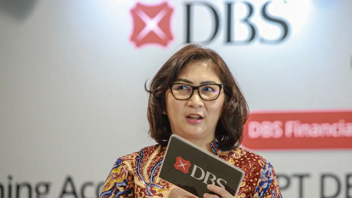 Direktur Hukum, Kepatuhan dan Sekretariat PT Bank DBS Indonesia Imelda Widjaja, menandatangani Akta Jual Beli saham PT DBS Vickers Sekuritas Indonesia di Jakarta, Selasa (1/9/2026). (Hanung Hambara/Jawa Pos)