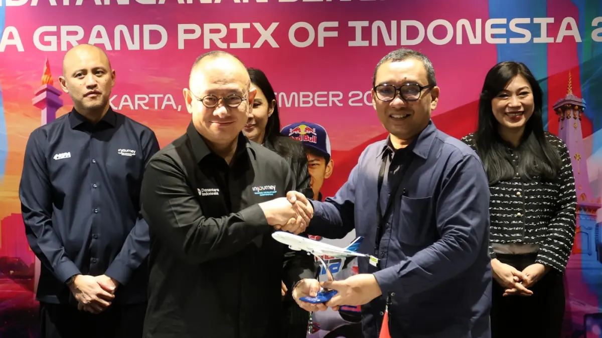 Direktur Operasional InJourney Tourism Development Corporation (ITDC) Troy Reza Warokka menerima cendera mata dari VP Global Sales & Distribution PT Garuda Indonesia (Persero) Micky Irfandi