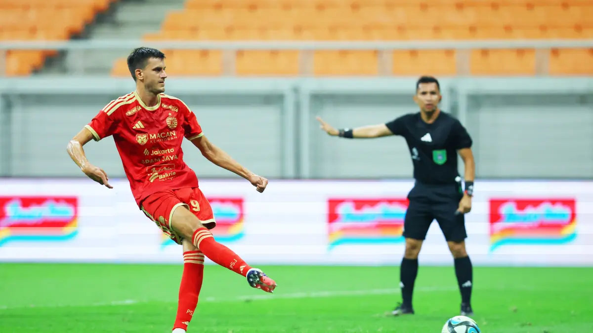 Eksekusi pinalti pemain Persija Jakarta Alexander Thomas Jeremejeff saat dilanggar pemain Brisbane Roar pada laga friendly match di Jakarta Internasional Stadion, Sabtu (29/8/2026). (Dery Ridwansah/ JawaPos.com)