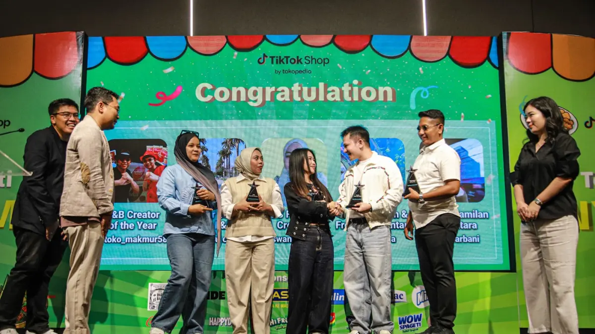 Juara Kreator F&B Terbaik Tahun Ini penerima penghargaan berfoto bersama usai menerima penghargaan dalam NYAM Awards 2026 di Jakarta, Selasa (01/09/2026).
