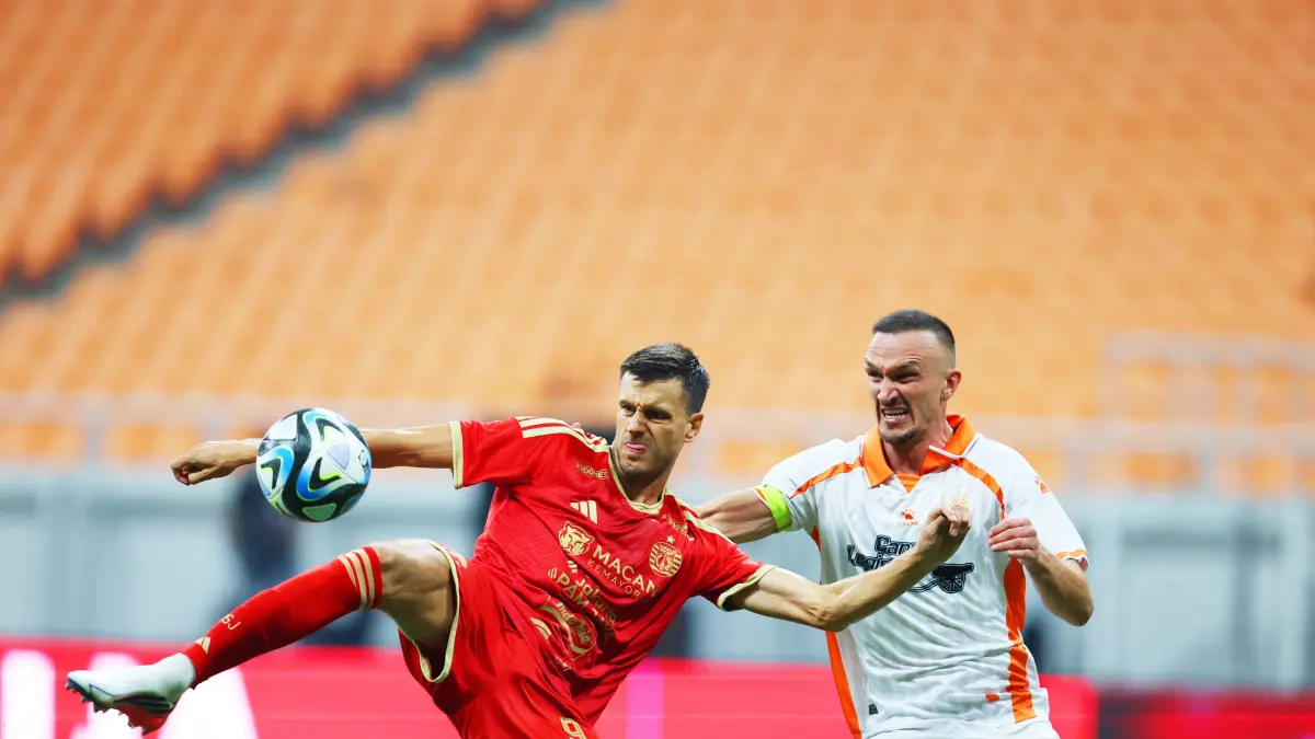 Pemain Persija Jakarta Alexander Thomas Jeremejeff berebut bola dengan pemain Brisbane Roar pada laga friendly match di Jakarta Internasional Stadion, Sabtu (29/8/2026). (Dery Ridwansah/ JawaPos.com)