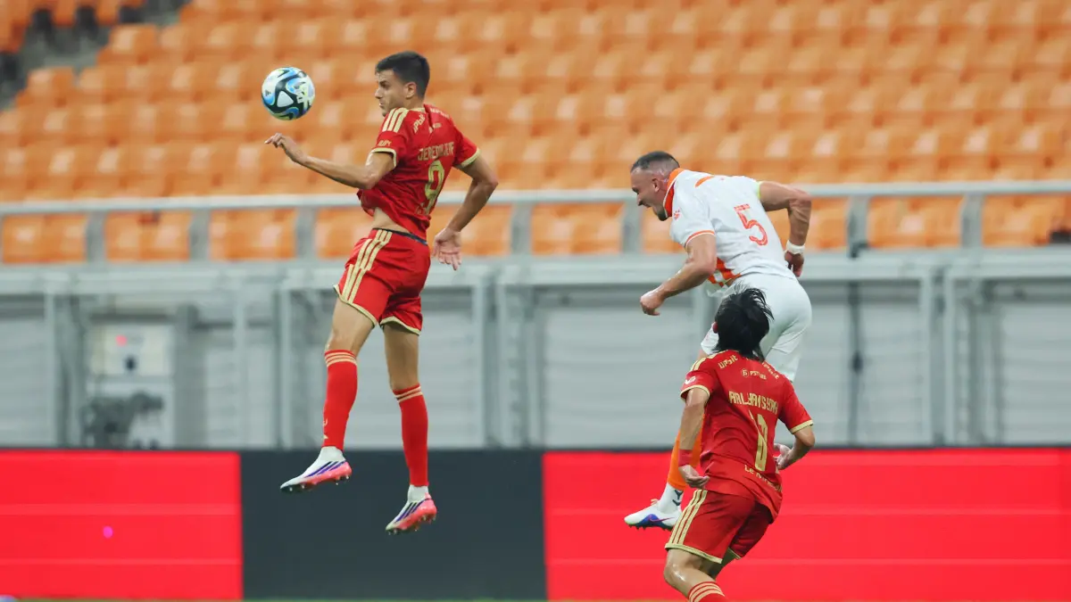 Pemain Persija Jakarta saat berhadapan dengan Brisbane Roar FC pada laga friendly match di Jakarta Internasional Stadion, Sabtu (29/8/2026). (Dery Ridwansah/ JawaPos.com)