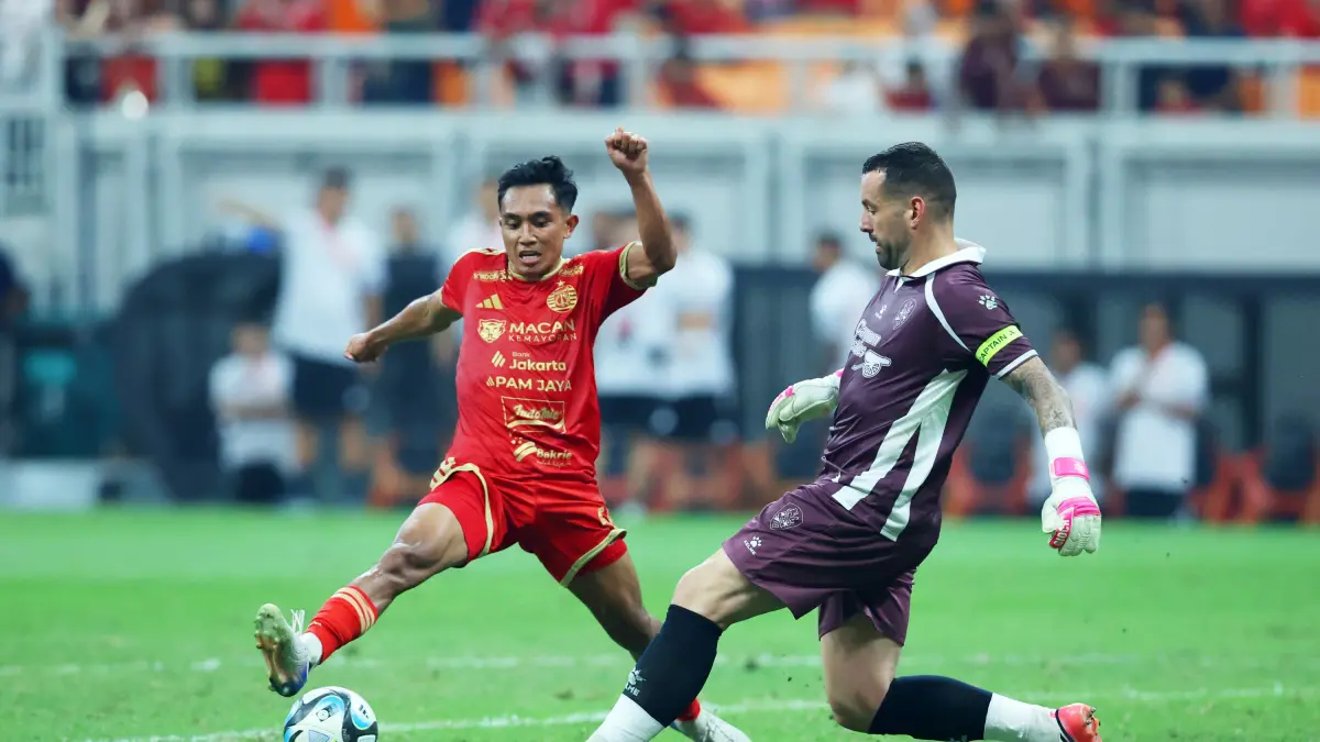 Pemain Persija Jakarta saat berhadapan dengan Brisbane Roar FC pada laga friendly match di Jakarta Internasional Stadion, Sabtu (29/8/2026). (Dery Ridwansah/ JawaPos.com)
