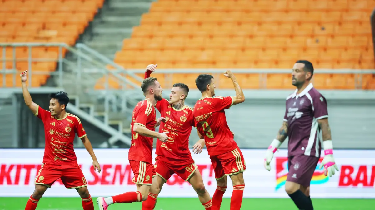 Pemain Persija Jakarta saat berhadapan dengan Brisbane Roar FC pada laga friendly match di Jakarta Internasional Stadion, Sabtu (29/8/2026). (Dery Ridwansah/ JawaPos.com)