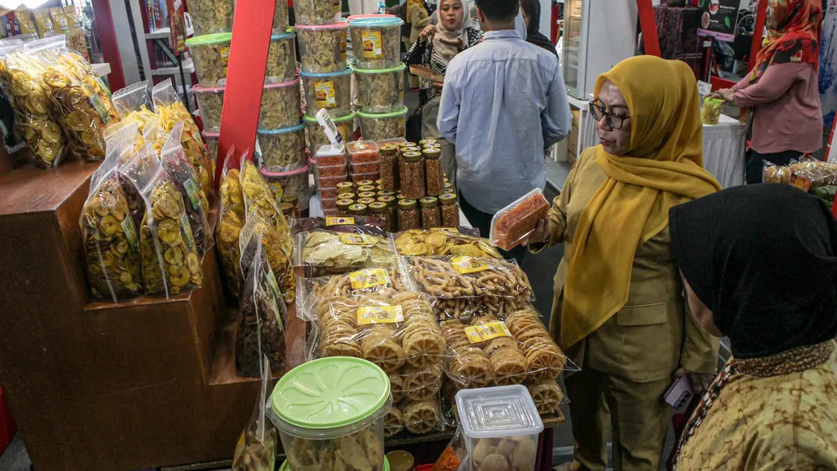 Pengunjung berebelanja di bazar Jakpreneur Market di Ruang Serbaguna Grha Ali Sadikin, Balai Kota Jakarta, Selasa (01/09/2026). (Hanung Hambara/Jawa Pos)