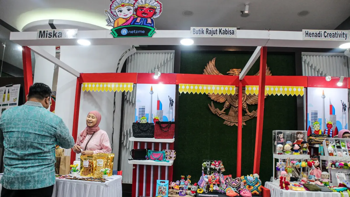 Pengunjung berebelanja di bazar Jakpreneur Market di Ruang Serbaguna Grha Ali Sadikin, Balai Kota Jakarta, Selasa (01/09/2026). (Hanung Hambara/Jawa Pos)