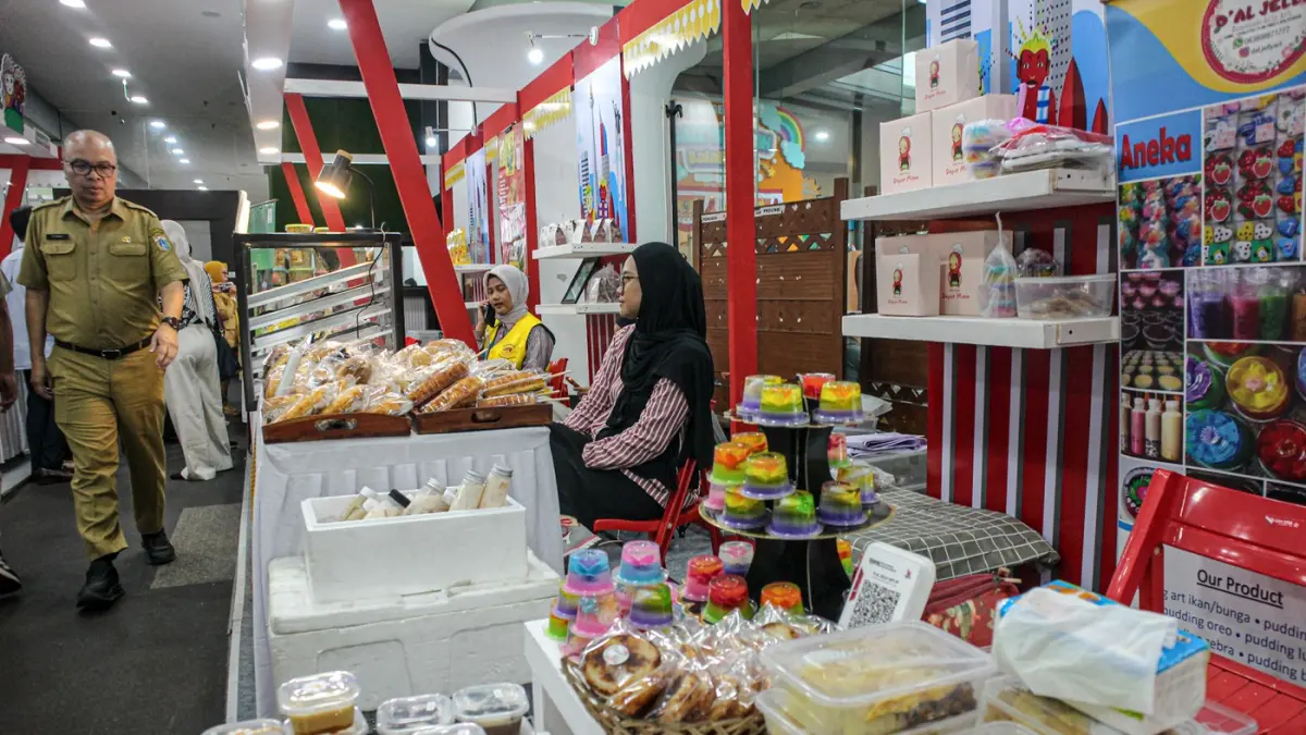 Pengunjung berebelanja di bazar Jakpreneur Market di Ruang Serbaguna Grha Ali Sadikin, Balai Kota Jakarta, Selasa (01/09/2026). (Hanung Hambara/Jawa Pos)