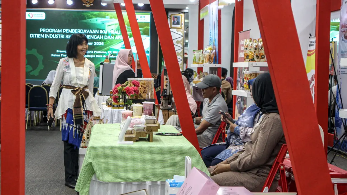 Pengunjung berebelanja di bazar Jakpreneur Market di Ruang Serbaguna Grha Ali Sadikin, Balai Kota Jakarta, Selasa (01/09/2026). (Hanung Hambara/Jawa Pos)