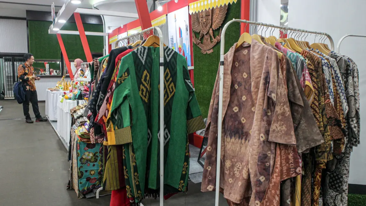Pengunjung berebelanja di bazar Jakpreneur Market di Ruang Serbaguna Grha Ali Sadikin, Balai Kota Jakarta, Selasa (01/09/2026). (Hanung Hambara/Jawa Pos)