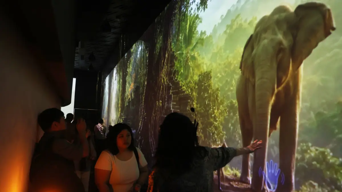 Pengunjung melihat pameran imersif Purwacarita Borobudur di Galeri Indonesia Kaya, Grand Indonesia, Jakarta, Selasa (1/9/2026).