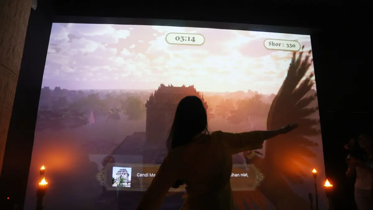Pengunjung melihat pameran imersif Purwacarita Borobudur di Galeri Indonesia Kaya, Grand Indonesia, Jakarta, Selasa (1/9/2026).