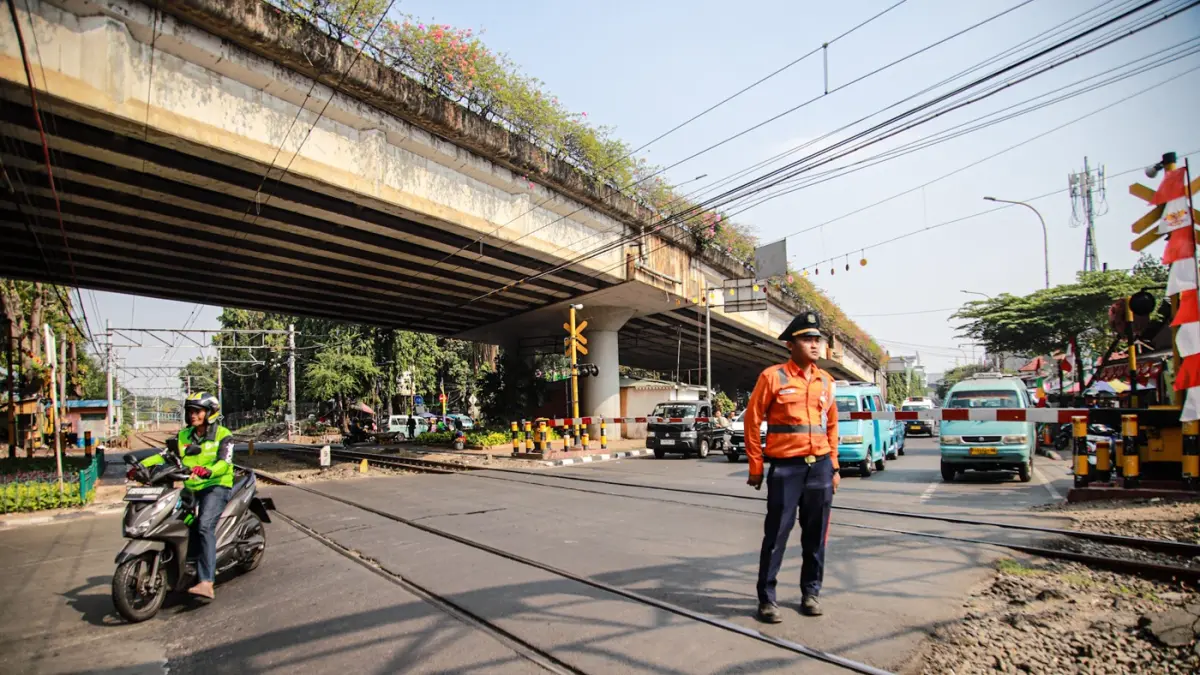 Petugas membantu menyeberangkan penumpang di Stasiun KRL Karet, Jakarta, Selasa (01/09/2026). (Hanung Hambara/Jawa Pos)