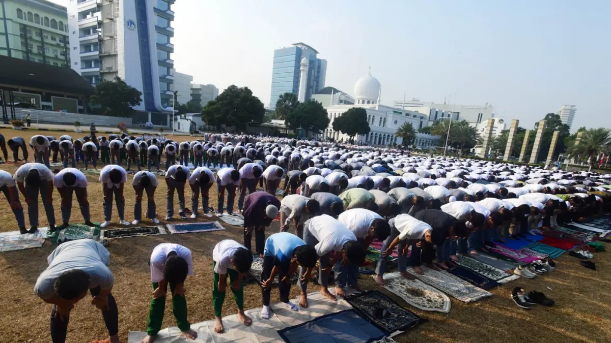 Ratusan murid dan umat Islam berkumpul di halaman Masjid Al Azhar Jakarta untuk melaksanakan Shalat Istisqa, Selasa (1/9/2026). (Dery Ridwansah/ JawaPos.com)