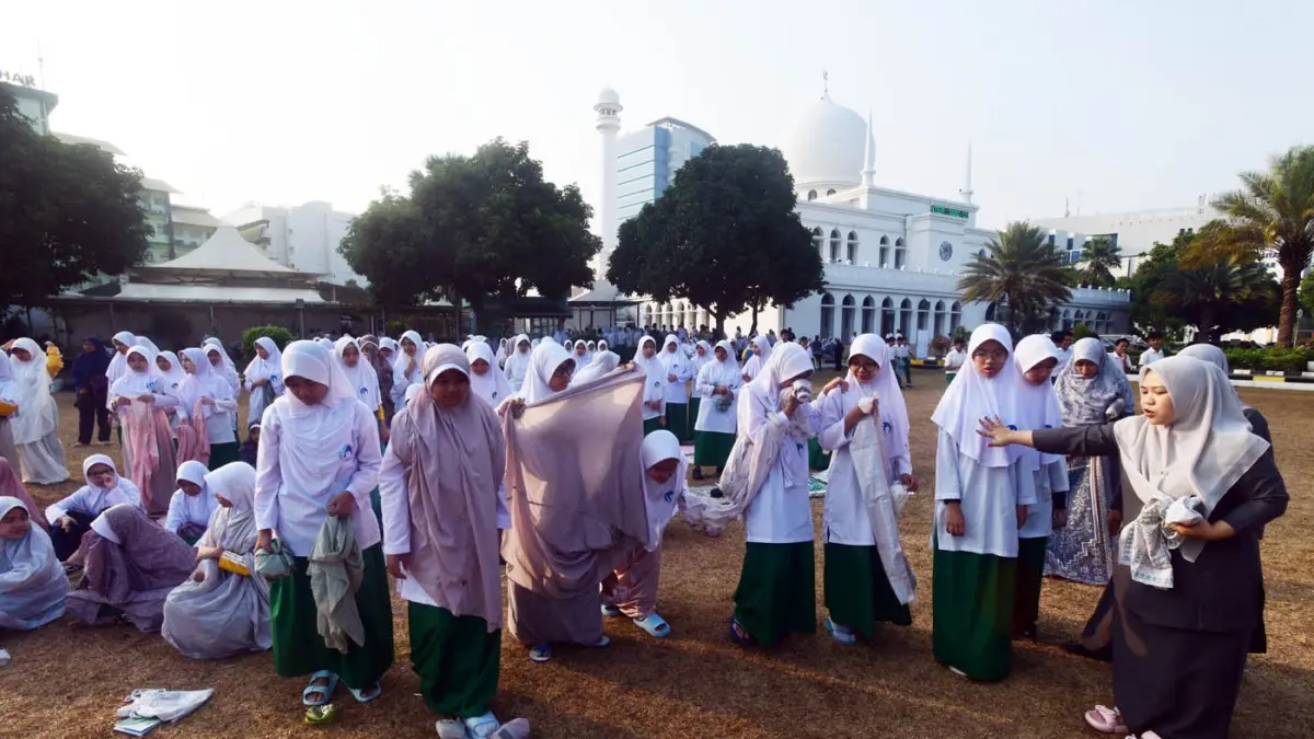 Ratusan murid dan umat Islam berkumpul di halaman Masjid Al Azhar Jakarta untuk melaksanakan Shalat Istisqa, Selasa (1/9/2026). (Dery Ridwansah/ JawaPos.com)