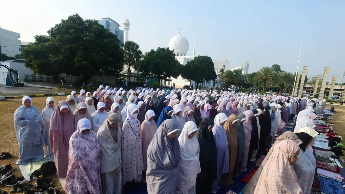Ratusan murid dan umat Islam berkumpul di halaman Masjid Al Azhar Jakarta untuk melaksanakan Shalat Istisqa, Selasa (1/9/2026). (Dery Ridwansah/ JawaPos.com)